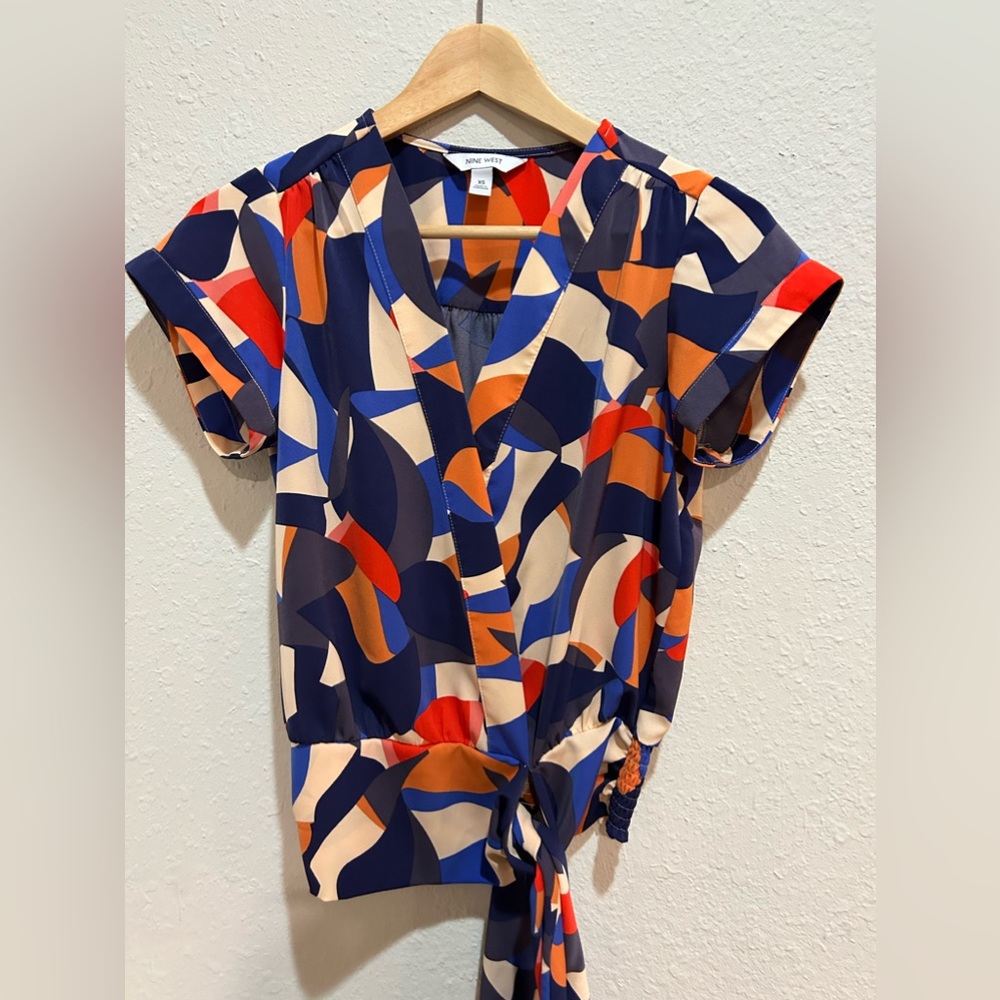 Nine West women’s blue & orange geometric print wrap shirt size XS - Picture 4 of 4